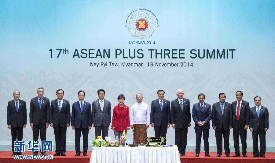 11月13日，中國(guó)國(guó)務(wù)院總理李克強(qiáng)在緬甸首都內(nèi)比都出席第17次東盟與中日韓（10+3）領(lǐng)導(dǎo)人會(huì)議。 新華社記者 王曄 攝