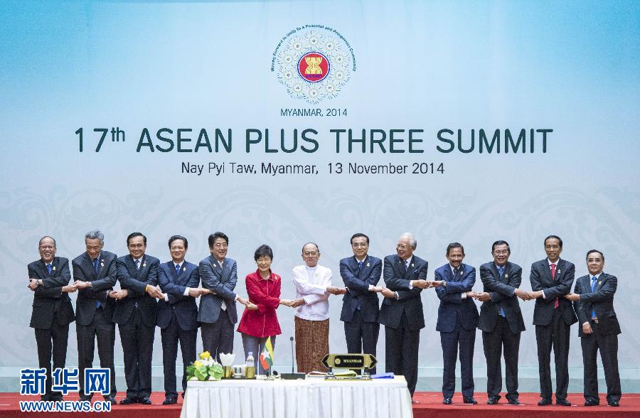 11月13日，中國(guó)國(guó)務(wù)院總理李克強(qiáng)在緬甸首都內(nèi)比都出席第17次東盟與中日韓（10+3）領(lǐng)導(dǎo)人會(huì)議。 新華社記者 王曄 攝
