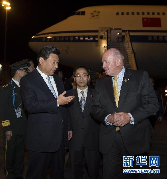 11月14日，中國(guó)國(guó)家主席習(xí)近平抵達(dá)布里斯班，出席二十國(guó)集團(tuán)領(lǐng)導(dǎo)人第九次峰會(huì)，并對(duì)澳大利亞進(jìn)行國(guó)事訪(fǎng)問(wèn)。這是習(xí)近平在機(jī)場(chǎng)受到澳大利亞聯(lián)邦總督科斯格羅夫的迎接。新華社記者 李學(xué)仁 攝