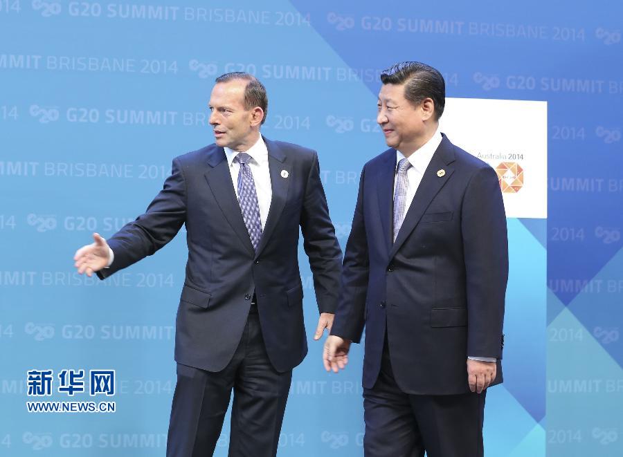 11月15日，二十國集團(tuán)領(lǐng)導(dǎo)人第九次峰會在澳大利亞布里斯班舉行。國家主席習(xí)近平出席會議并發(fā)表題為《推動(dòng)創(chuàng)新發(fā)展實(shí)現(xiàn)聯(lián)動(dòng)增長》的重要講話。這是澳大利亞總理阿博特迎接習(xí)近平主席。 新華社記者 丁林 攝