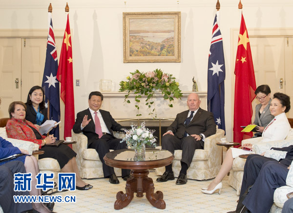 11月17日，中國國家主席習(xí)近平在堪培拉會(huì)見澳大利亞總督科斯格羅夫。會(huì)見前，科斯格羅夫在總督府草坪為習(xí)近平舉行隆重歡迎儀式。習(xí)近平和夫人彭麗媛抵達(dá)時(shí)，受到科斯格羅夫總督夫婦熱情迎接。新華社記者黃敬文 攝 
