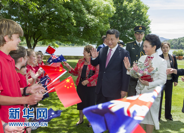 11月17日，中國國家主席習(xí)近平在堪培拉會(huì)見澳大利亞總督科斯格羅夫。會(huì)見前，科斯格羅夫在總督府草坪為習(xí)近平舉行隆重歡迎儀式。習(xí)近平和夫人彭麗媛抵達(dá)時(shí)，受到科斯格羅夫總督夫婦熱情迎接。新華社記者謝環(huán)馳 攝 