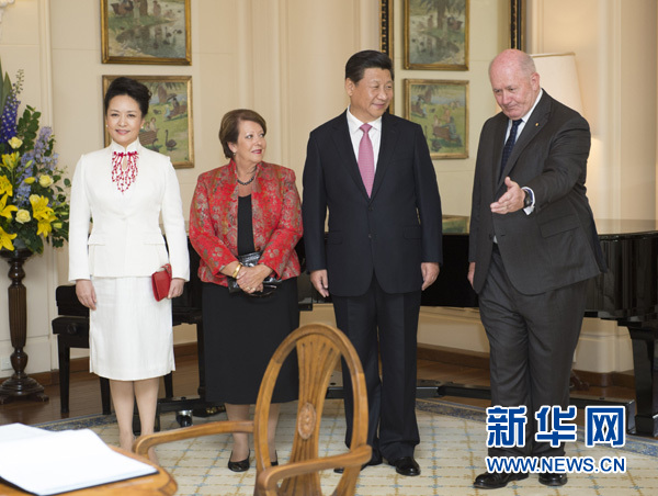 11月17日，中國國家主席習(xí)近平在堪培拉會(huì)見澳大利亞總督科斯格羅夫。會(huì)見前，科斯格羅夫在總督府草坪為習(xí)近平舉行隆重歡迎儀式。習(xí)近平和夫人彭麗媛抵達(dá)時(shí)，受到科斯格羅夫總督夫婦熱情迎接。新華社記者黃敬文 攝 