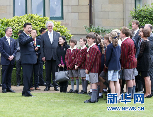 11月18日，國家主席習(xí)近平在澳大利亞塔斯馬尼亞州與朗塞斯頓市斯科奇－歐克伯恩小學(xué)的小學(xué)生共同植樹。新華社記者 姚大偉 攝