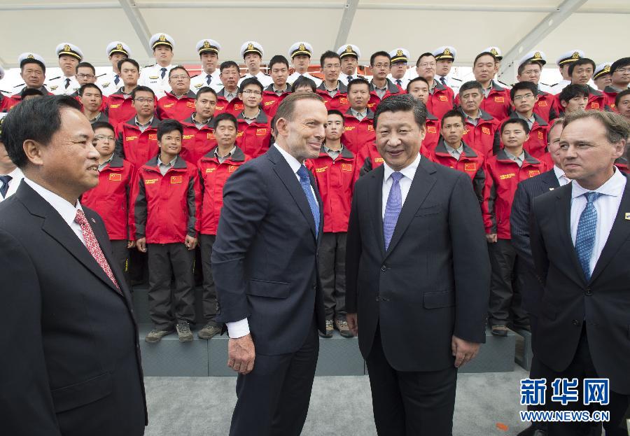 11月18日，正在澳大利亞塔斯馬尼亞州首府霍巴特訪問的中國國家主席習(xí)近平在澳大利亞總理阿博特陪同下參觀南極科考項目并慰問兩國科考人員。新華社記者李學(xué)仁攝 