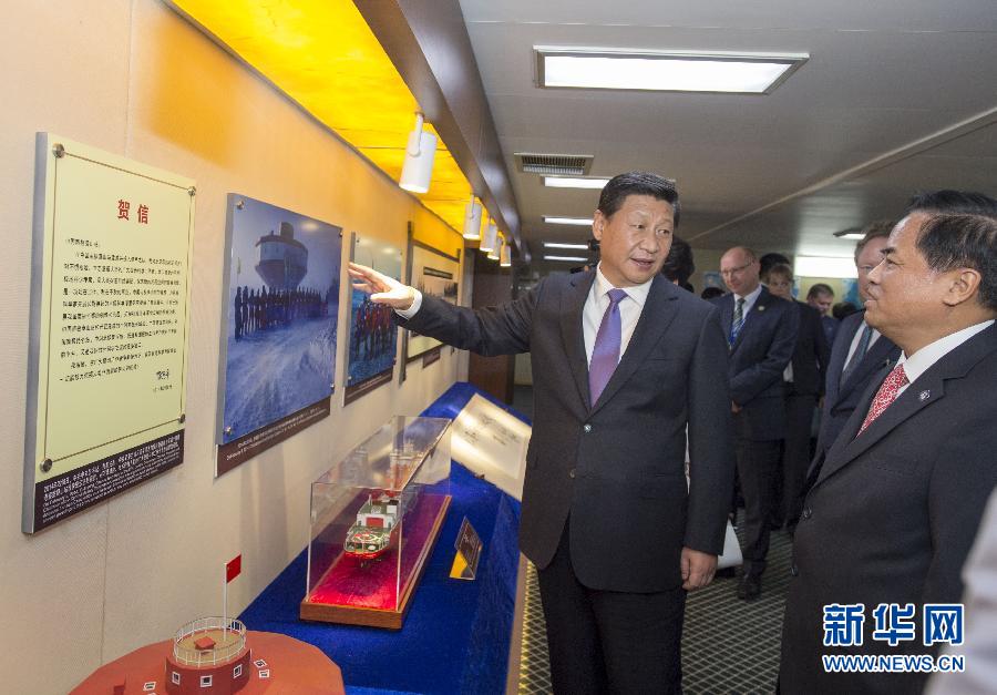 這是習(xí)近平參觀中國極地考察30周年圖片展。新華社記者李學(xué)仁攝 