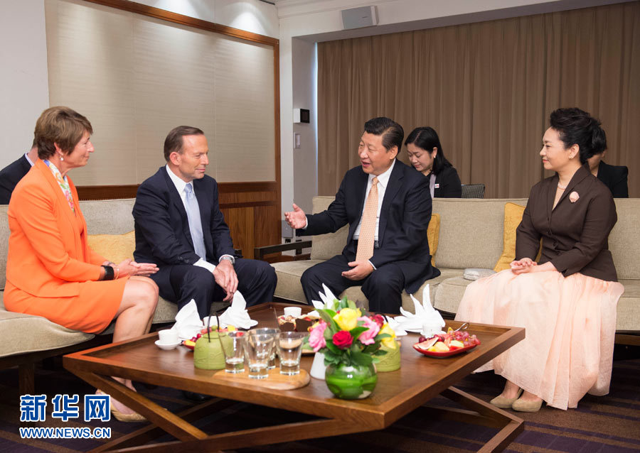 11月19日，國(guó)家主席習(xí)近平結(jié)束對(duì)澳大利亞的國(guó)事訪問(wèn)。離開(kāi)悉尼前，澳大利亞總理阿博特夫婦專(zhuān)門(mén)到習(xí)近平下榻飯店同習(xí)近平和夫人彭麗媛親切話別。新華社記者 黃敬文 攝