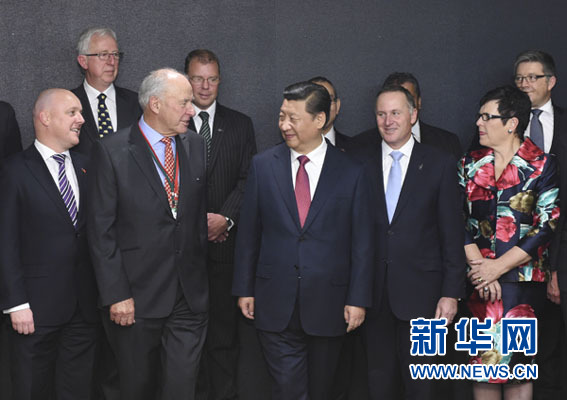 11月21日，中國國家主席習(xí)近平在奧克蘭和新西蘭總理約翰&middot;基共同出席中國－新西蘭市長(zhǎng)論壇啟動(dòng)儀式，并在啟動(dòng)儀式后會(huì)見&ldquo;新中關(guān)系促進(jìn)委員會(huì)&rdquo;主要成員。新華社記者馬占成攝