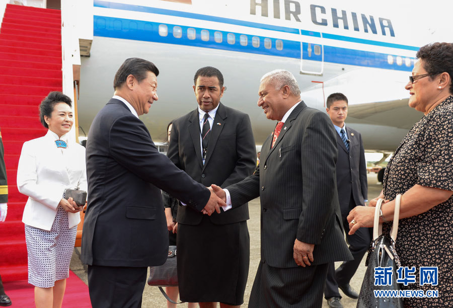 11月21日，國家主席習近平抵達楠迪，開始對斐濟進行國事訪問并將同太平洋建交島國領導人舉行會晤。斐濟總理姆拜尼馬拉馬夫婦在舷梯旁迎接習近平和夫人彭麗媛。新華社記者李學仁攝 