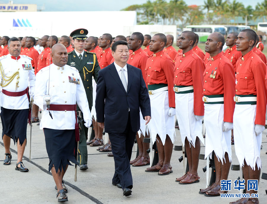 11月21日，國家主席習近平抵達楠迪，開始對斐濟進行國事訪問并將同太平洋建交島國領導人舉行會晤。這是習近平主席在機場出席斐濟總理姆拜尼馬拉馬舉行的隆重歡迎儀式。 新華社記者馬占成攝 