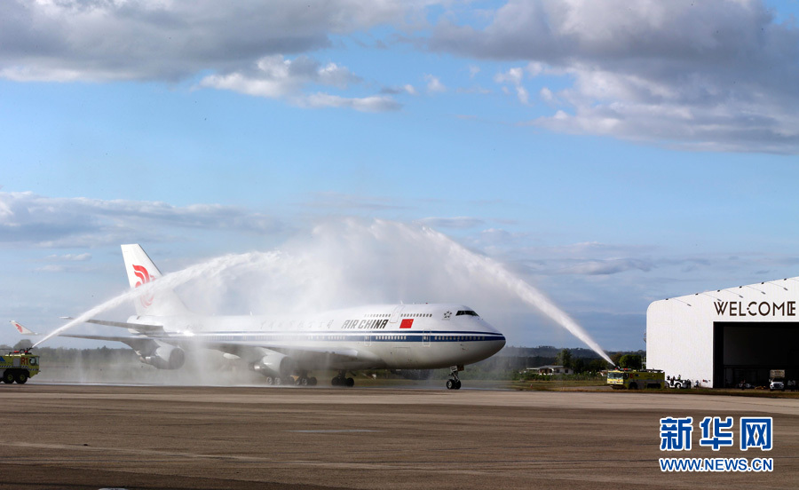  11月21日，國家主席習近平抵達楠迪，開始對斐濟進行國事訪問并將同太平洋建交島國領導人舉行會晤。圖為習近平乘坐的專機在楠迪國際機場跑道上滑行穿過&ldquo;水門&rdquo;，這是當?shù)亟o予最尊貴客人的禮遇，表達為客人&ldquo;洗塵&rdquo;。 新華社記者丁林攝 