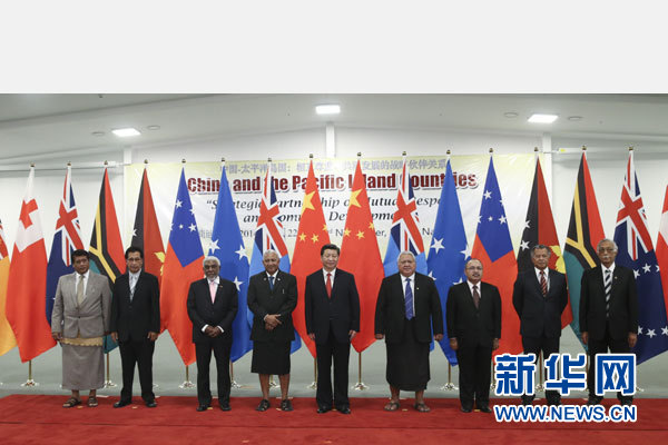 11月22日，國家主席習(xí)近平在楠迪同斐濟(jì)總理姆拜尼馬拉馬、密克羅尼西亞聯(lián)邦總統(tǒng)莫里、薩摩亞總理圖伊拉埃帕、巴布亞新幾內(nèi)亞總理奧尼爾、瓦努阿圖總理納圖曼、庫克群島總理普納、湯加首相圖伊瓦卡諾、紐?？偫硭忍窖髰u國領(lǐng)導(dǎo)人舉行集體會晤。姚大偉攝