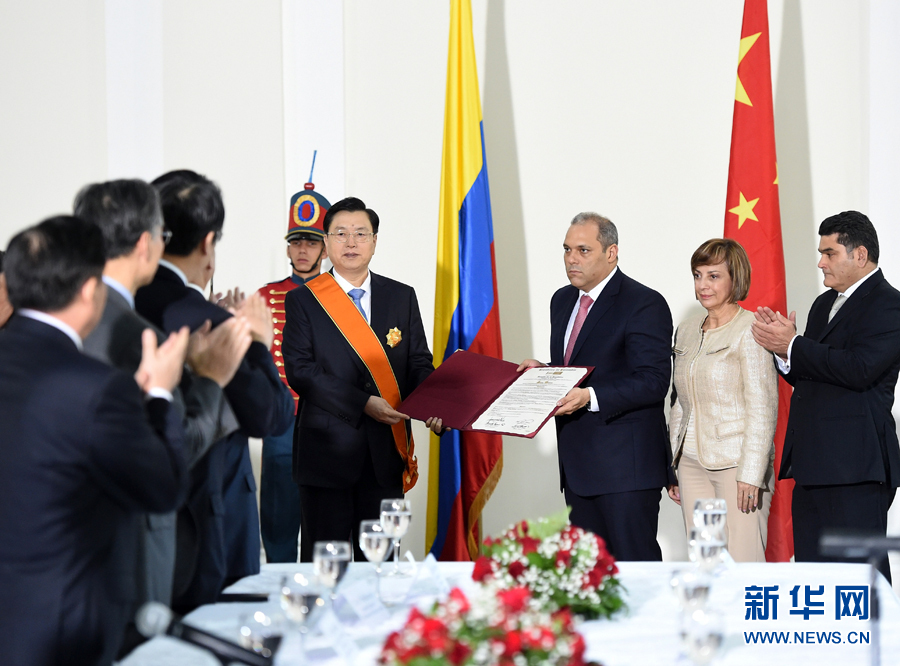 11月24日，正在哥倫比亞進行正式友好訪問的全國人大常委會委員長張德江在波哥大與哥倫比亞國會主席兼參議長納梅舉行會談。 新華社記者鞠鵬 攝