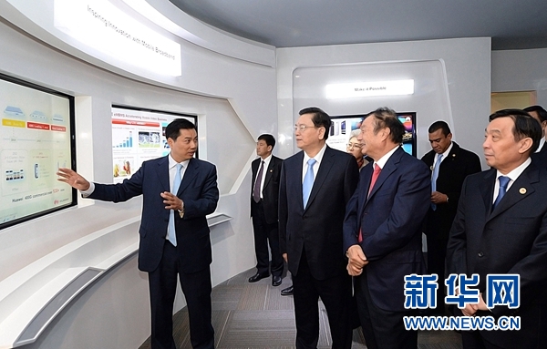 11月26日，正在墨西哥進(jìn)行正式友好訪問的全國(guó)人大常委會(huì)委員長(zhǎng)張德江在墨西哥城視察華為公司拉美北地區(qū)部。 新華社記者劉建生攝