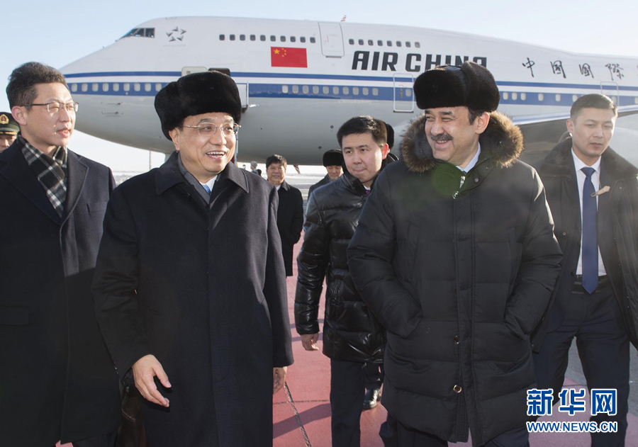  12月14日，應(yīng)哈薩克斯坦共和國總理馬西莫夫邀請，國務(wù)院總理李克強(qiáng)乘專機(jī)抵達(dá)阿斯塔納國際機(jī)場，開始對哈薩克斯坦進(jìn)行正式訪問，舉行中哈總理第二次定期會晤，并出席上海合作組織成員國政府首腦理事會第十三次會議。這是馬西莫夫到機(jī)場迎接李克強(qiáng)。新華社記者 黃敬文 攝 
