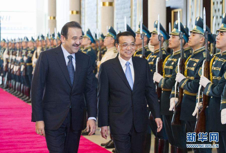 12月14日，應(yīng)哈薩克斯坦共和國總理馬西莫夫邀請，國務(wù)院總理李克強(qiáng)乘專機(jī)抵達(dá)阿斯塔納國際機(jī)場，開始對哈薩克斯坦進(jìn)行正式訪問，舉行中哈總理第二次定期會晤，并出席上海合作組織成員國政府首腦理事會第十三次會議。馬西莫夫到機(jī)場迎接李克強(qiáng)，并舉行隆重的歡迎儀式。新華社記者 黃敬文 攝