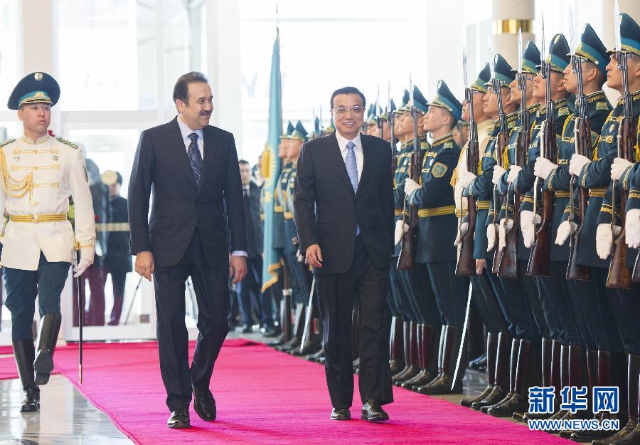 12月14日，應(yīng)哈薩克斯坦共和國總理馬西莫夫邀請，國務(wù)院總理李克強(qiáng)乘專機(jī)抵達(dá)阿斯塔納國際機(jī)場，開始對哈薩克斯坦進(jìn)行正式訪問，舉行中哈總理第二次定期會晤，并出席上海合作組織成員國政府首腦理事會第十三次會議。馬西莫夫到機(jī)場迎接李克強(qiáng)，并舉行隆重的歡迎儀式。新華社記者 黃敬文 攝