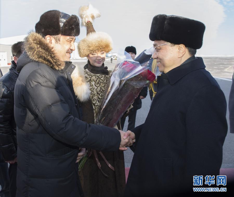 12月14日，應(yīng)哈薩克斯坦共和國總理馬西莫夫邀請，國務(wù)院總理李克強(qiáng)乘專機(jī)抵達(dá)阿斯塔納國際機(jī)場，開始對哈薩克斯坦進(jìn)行正式訪問，舉行中哈總理第二次定期會晤，并出席上海合作組織成員國政府首腦理事會第十三次會議。這是馬西莫夫到機(jī)場迎接李克強(qiáng)。新華社記者 黃敬文 攝