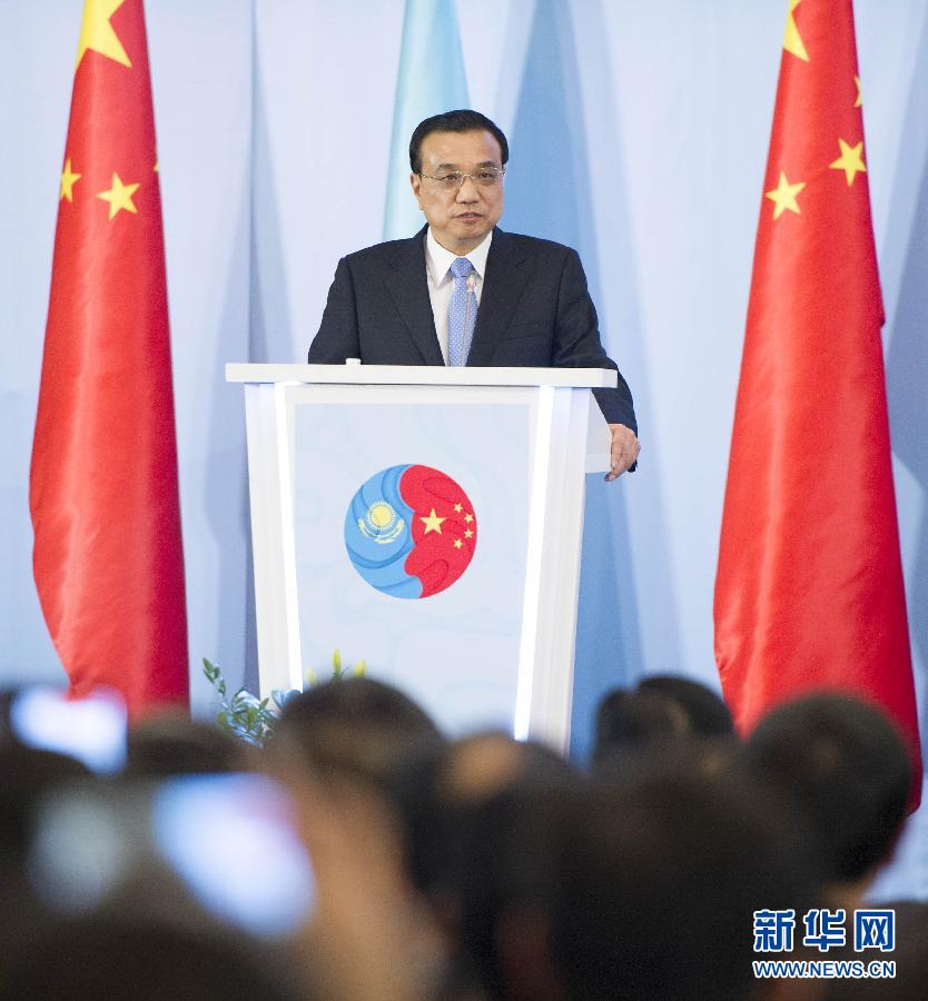  12月14日，國(guó)務(wù)院總理李克強(qiáng)在阿斯塔納同哈薩克斯坦總理馬西莫夫共同出席中哈企業(yè)家委員會(huì)第二次會(huì)議。這是李克強(qiáng)總理在會(huì)議上致辭。新華社記者 黃敬文 攝 