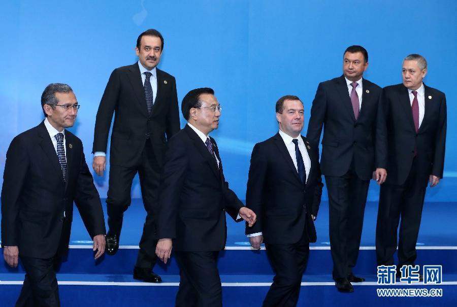 12月15日，中國國務(wù)院總理李克強(qiáng)在阿斯塔納出席上海合作組織成員國政府首腦理事會第十三次會議。這是與會領(lǐng)導(dǎo)人集體合影后走向會場。新華社記者 龐興雷 攝 
