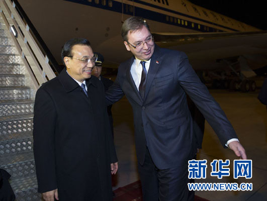 12月15日，國務(wù)院總理李克強抵達貝爾格萊德，出席中國－中東歐國家領(lǐng)導(dǎo)人會晤并正式訪問塞爾維亞，塞爾維亞總理武契奇到機場迎接。新華社記者 黃敬文 攝