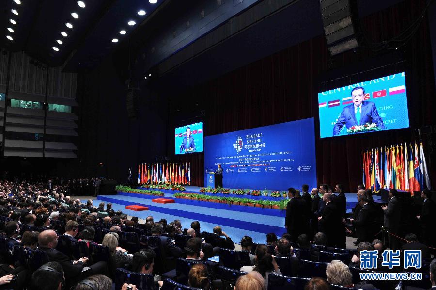 12月16日，國務(wù)院總理李克強(qiáng)在貝爾格萊德與中東歐國家領(lǐng)導(dǎo)人共同出席中國－中東歐國家第四屆經(jīng)貿(mào)論壇開幕式并致辭。 新華社記者 饒愛民攝 