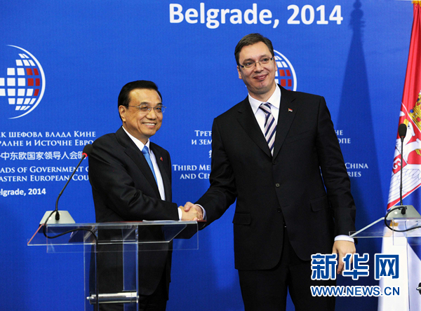 12月16日，國務(wù)院總理李克強(qiáng)在貝爾格萊德出席第三次中國-中東歐國家領(lǐng)導(dǎo)人會晤后，與塞爾維亞總理武契奇共同會見記者。 新華社記者饒愛民 攝