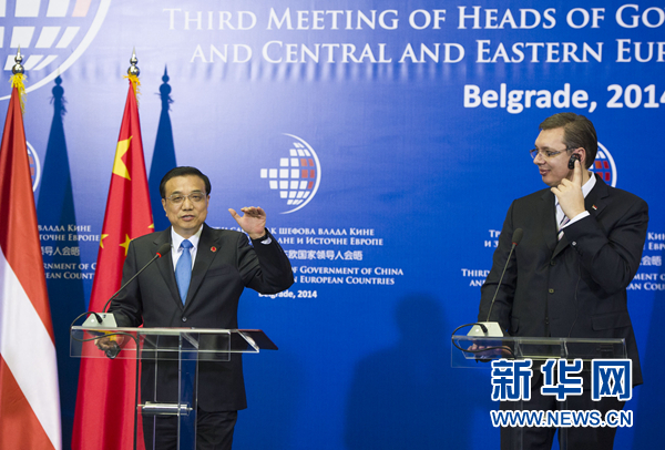 12月16日，國務(wù)院總理李克強(qiáng)在貝爾格萊德出席第三次中國-中東歐國家領(lǐng)導(dǎo)人會晤后，與塞爾維亞總理武契奇共同會見記者。 新華社記者黃敬文 攝