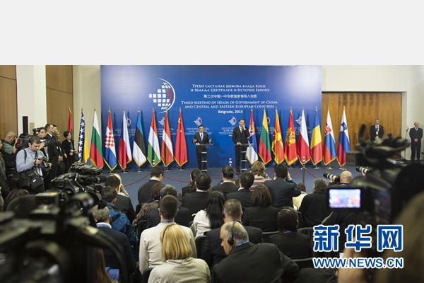 12月16日，國務(wù)院總理李克強(qiáng)在貝爾格萊德出席第三次中國-中東歐國家領(lǐng)導(dǎo)人會晤后，與塞爾維亞總理武契奇共同會見記者。 新華社記者黃敬文 攝