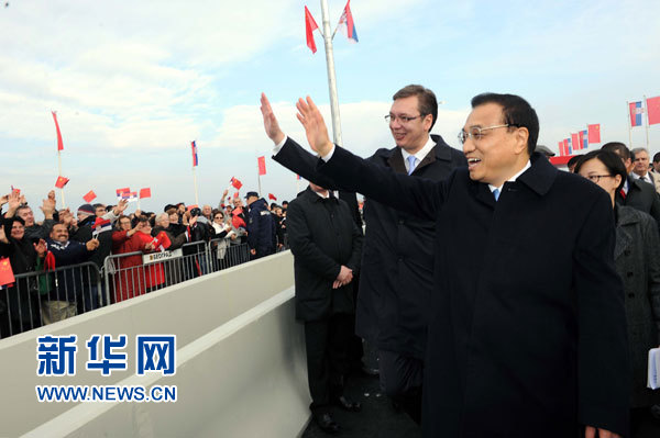 12月18日，中國國務(wù)院總理李克強在貝爾格萊德同塞爾維亞總理武契奇共同出席貝爾格萊德跨多瑙河大橋竣工儀式。這是李克強與武契奇在儀式現(xiàn)場向塞爾維亞群眾揮手致意。新華社記者 饒愛民 攝