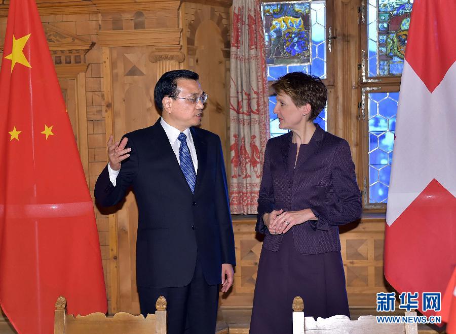 1月21日，國(guó)務(wù)院總理李克強(qiáng)在達(dá)沃斯同瑞士聯(lián)邦主席索馬魯加舉行會(huì)談。這是會(huì)談結(jié)束后，李克強(qiáng)與索馬魯加共同出席雙邊金融、食品、藥品、科研、人員往來(lái)等領(lǐng)域合作文件簽字儀式。新華社記者 李濤 攝