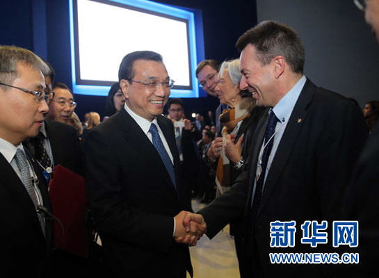 1月21日，中國國務(wù)院總理李克強(qiáng)在瑞士達(dá)沃斯舉行的世界經(jīng)濟(jì)論壇全會發(fā)表特別致辭并回答提問。這是李克強(qiáng)在致辭前同與會嘉賓親切交談。新華社記者 劉衛(wèi)兵 攝