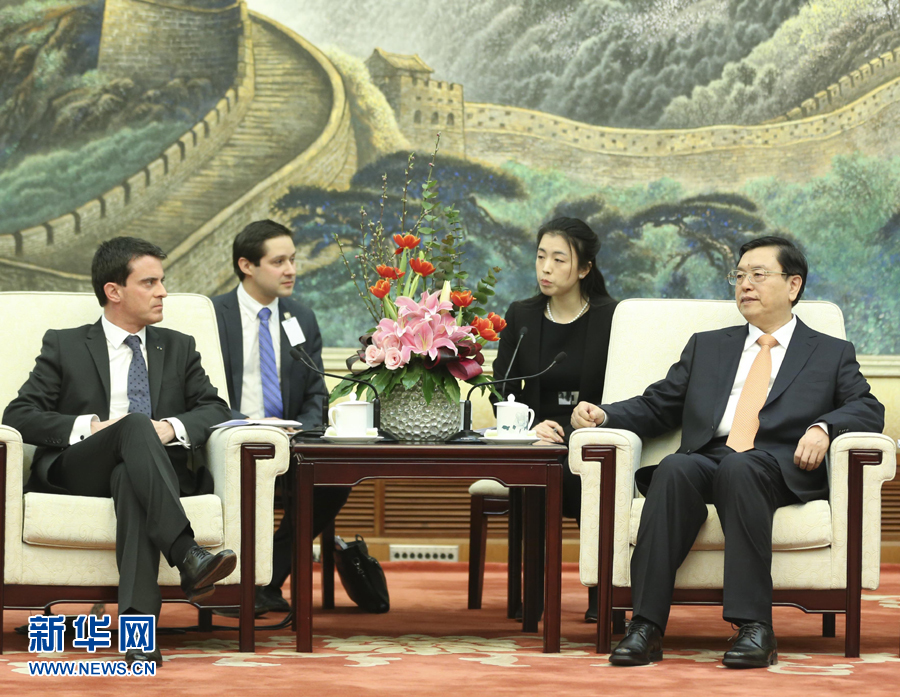 1月30日，中國全國人大常委會委員長張德江在北京人民大會堂會見法國總理瓦爾斯。 新華社記者丁林 攝 