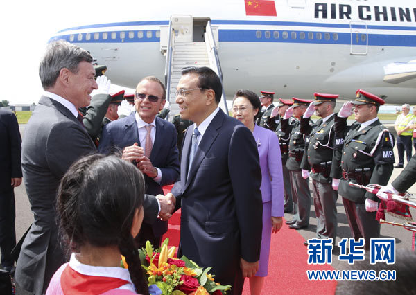 當?shù)貢r間6月28日下午，經(jīng)中歐雙方商定，國務(wù)院總理李克強乘專機抵達比利時首都布魯塞爾，出席第十七次中國歐盟領(lǐng)導人會晤。李克強總理夫人程虹同機抵達。歐盟和比利時政府高級官員到阿貝拉格機場迎接。新華社記者 龐興雷 攝 
