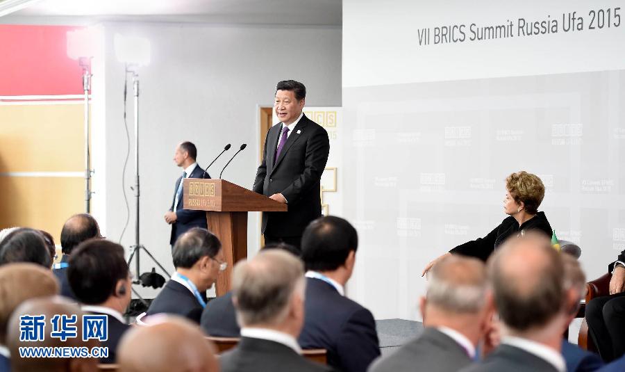 7月9日，金磚國(guó)家領(lǐng)導(dǎo)人同金磚國(guó)家工商理事會(huì)代表對(duì)話會(huì)在俄羅斯烏法舉行。中國(guó)國(guó)家主席習(xí)近平、俄羅斯總統(tǒng)普京、巴西總統(tǒng)羅塞夫、印度總理莫迪、南非總統(tǒng)祖馬等共同出席。新華社記者 張鐸 攝 