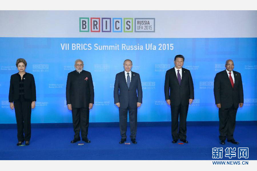 7月9日，金磚國(guó)家領(lǐng)導(dǎo)人第七次會(huì)晤在俄羅斯烏法舉行。中國(guó)國(guó)家主席習(xí)近平、俄羅斯總統(tǒng)普京、巴西總統(tǒng)羅塞夫、印度總理莫迪、南非總統(tǒng)祖馬出席。這是金磚國(guó)家領(lǐng)導(dǎo)人集體合影。新華社記者 龐興雷 攝