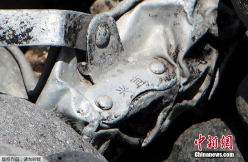 圖為疑似飛機金屬殘片上刻有中文&ldquo;宜興&rdquo;兩字。