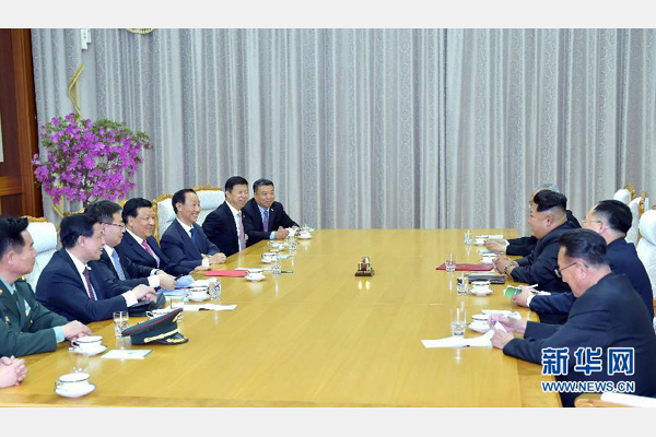 10月9日，中共中央政治局常委、中央書記處書記劉云山在平壤百花園迎賓館會見朝鮮勞動(dòng)黨第一書記金正恩。 新華社記者 李濤 攝 