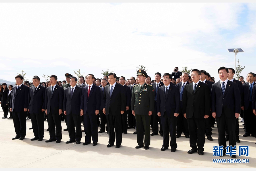 10月11日，中共中央政治局常委、中央書記處書記劉云山專程趕赴安州祭掃中國人民志愿軍烈士陵園，向中國人民志愿軍烈士敬獻(xiàn)花籃并默哀。 新華社記者 饒愛民 攝