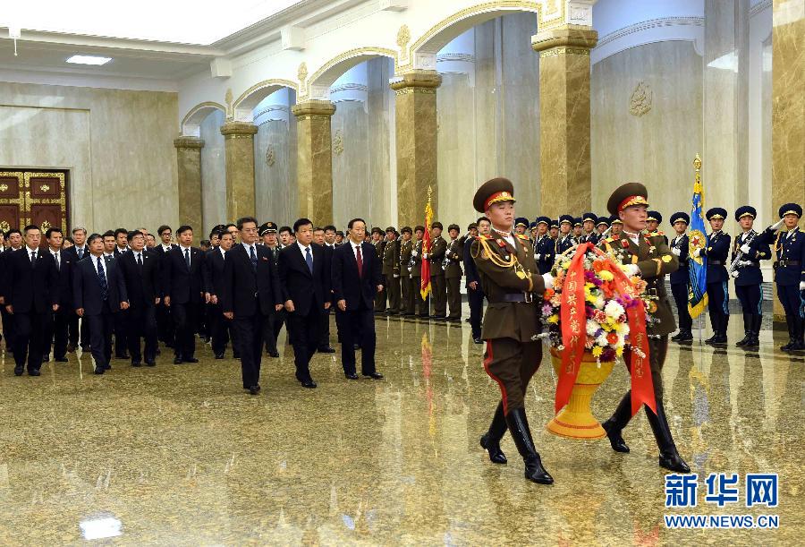 10月11日，中共中央政治局常委、中央書記處書記劉云山前往錦繡山太陽宮，向金日成主席和金正日總書記塑像敬獻(xiàn)花籃。 新華社記者饒愛民攝