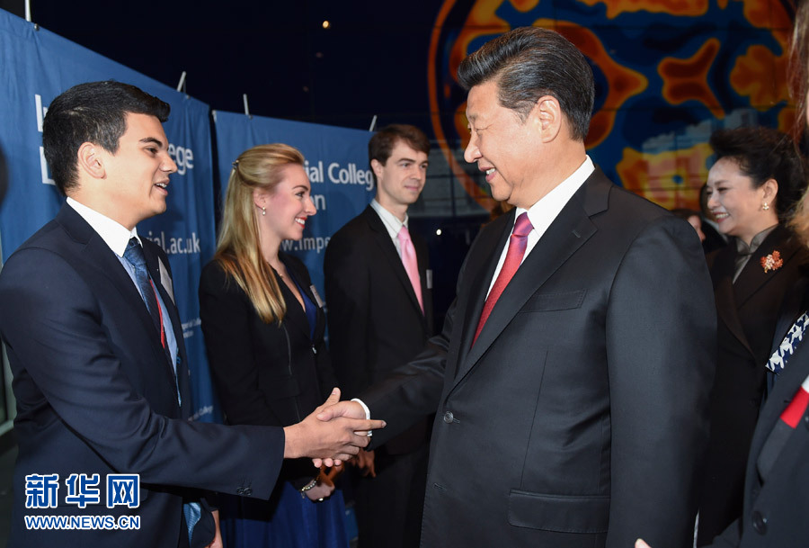 10月21日，國(guó)家主席習(xí)近平在倫敦參觀帝國(guó)理工學(xué)院。 新華社記者謝環(huán)馳 攝