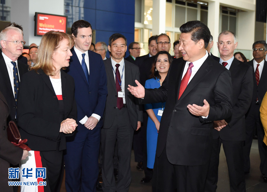 10月21日，國(guó)家主席習(xí)近平在倫敦參觀帝國(guó)理工學(xué)院。這是習(xí)近平同該校員工親切交談。 新華社記者 謝環(huán)馳 攝