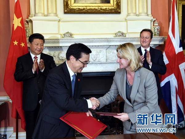 10月21日，國家主席習(xí)近平在倫敦唐寧街首相府同英國首相卡梅倫舉行會談。這是會談結(jié)束后，兩國領(lǐng)導(dǎo)人共同見證雙邊合作文件的簽署。新華社記者 饒愛民 攝 