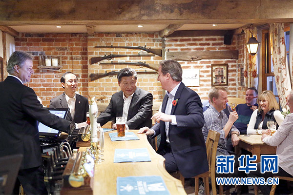 這是會(huì)晤結(jié)束后，習(xí)近平在卡梅倫陪同下乘車前往當(dāng)?shù)匦℃?zhèn)體驗(yàn)酒吧文化。新華社記者 鞠鵬 攝