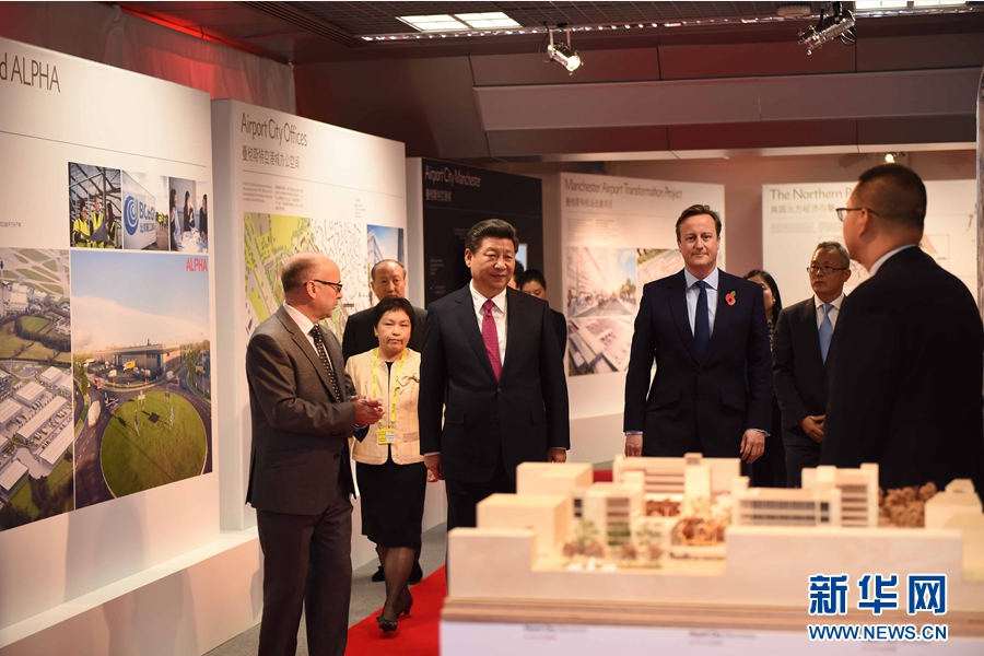 10月23日，國家主席習(xí)近平在英國首相卡梅倫陪同下，參觀曼徹斯特空港城項目。這是習(xí)近平和卡梅倫共同參觀曼徹斯特空港城發(fā)展規(guī)劃圖片展和空港城中國園模型。 新華社記者 張鐸 攝