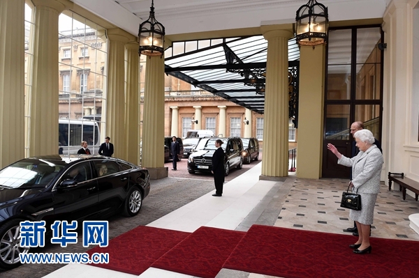 10月22日，國家主席習(xí)近平和夫人彭麗媛離開白金漢宮。離開前，英國女王伊麗莎白二世和丈夫菲利普親王專門前來同習(xí)近平夫婦親切話別。新華社記者 饒愛民 攝 