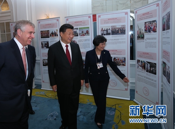 10月22日，國家主席習(xí)近平在倫敦出席全英孔子學(xué)院和孔子課堂年會(huì)開幕式。這是習(xí)近平參觀全英孔子學(xué)院和孔子課堂成果圖片展。 新華社記者 龐興雷 攝