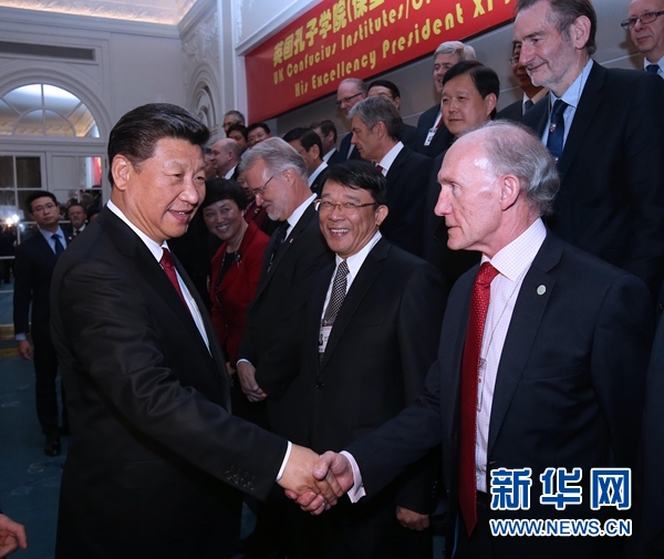 10月22日，國家主席習(xí)近平在倫敦出席全英孔子學(xué)院和孔子課堂年會(huì)開幕式。這是習(xí)近平同參加開幕式的嘉賓親切交談。 新華社記者 龐興雷 攝 