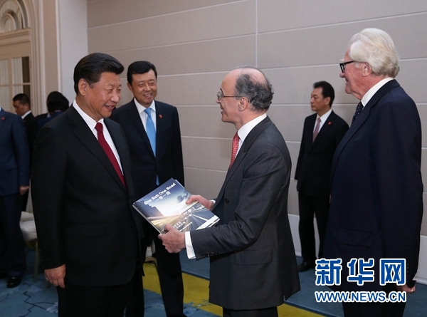 10月22日，國家主席習近平在倫敦集體會見英國前首相布朗等英國友人。新華社記者 龐興雷 攝 