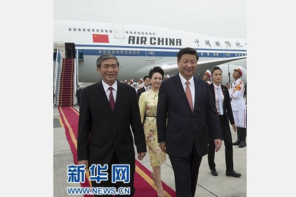 11月5日，中共中央總書記、國家主席習(xí)近平抵達(dá)越南首都河內(nèi)，開始對(duì)越南進(jìn)行國事訪問。這是越南高級(jí)官員到機(jī)場(chǎng)迎接習(xí)近平和夫人彭麗媛。新華社記者李學(xué)仁攝